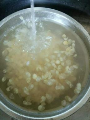 黄豆捞起，凉水冲洗干净