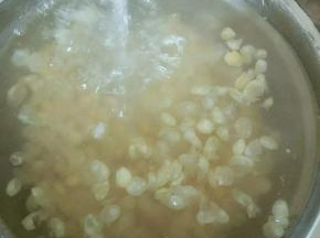 黄豆捞起，凉水冲洗干净