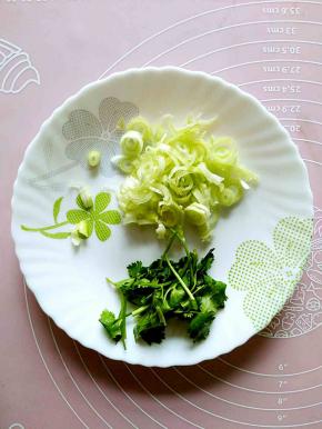 准备好葱花和香菜段