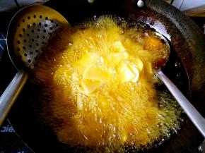 锅中放油烧至六七成热的时候放入土豆片初炸