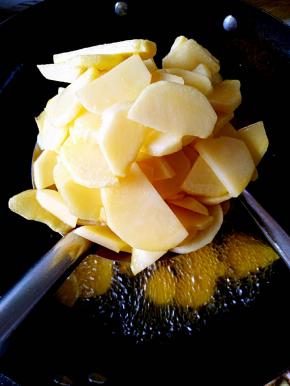 炸至土豆片表面起泡捞出