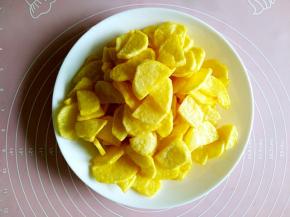 锅中油温再次升高放入土豆片复炸，呈金黄色的时候捞出