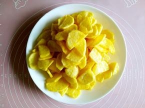 锅中油温再次升高放入土豆片复炸，呈金黄色的时候捞出