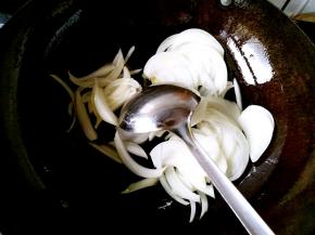 把热油倒入容器，用锅中底油煸炒圆葱丝