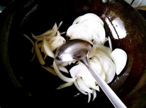 把热油倒入容器，用锅中底油煸炒圆葱丝