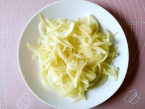 圆葱丝炒软之后装盘备用