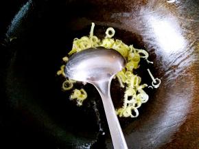 重新起锅放入葱花爆香