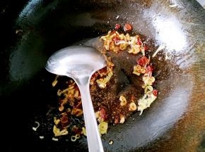 放入少许花椒粉和一勺郫县豆瓣酱