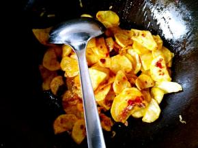 放入土豆片快速翻炒均匀，撒上适量孜然粒。