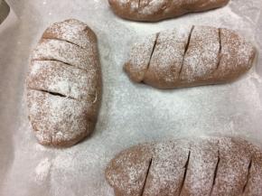 烤箱提前先预热好，170度10分钟，再放入整理好的面包，170度25分钟左右，中途要盖上锡纸，避免表面上色过焦