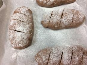 烤箱提前先预热好，170度10分钟，再放入整理好的面包，170度25分钟左右，中途要盖上锡纸，避免表面上色过焦