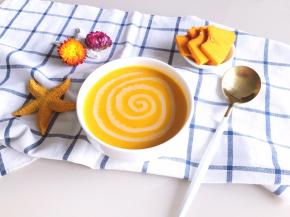 用裱花袋装上炼乳装饰一下，这道七夕晚餐的汤菜就做好了。