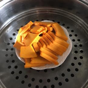 南瓜上锅蒸熟