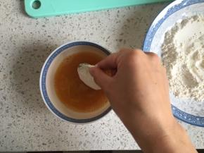 然后再在鸡蛋液里滚一圈，两棉都沾上蛋液