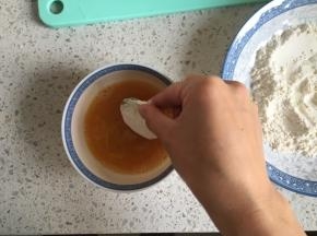 然后再在鸡蛋液里滚一圈，两棉都沾上蛋液