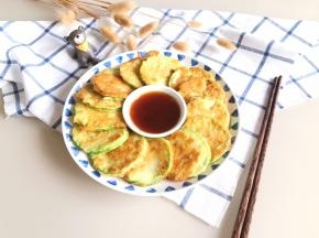 蘸碟里倒入日式沙拉汁