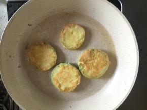 煎到蛋液金黄然后翻面继续煎