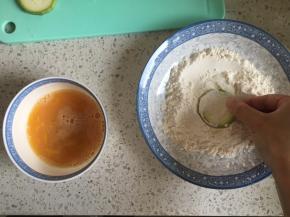 切片的西葫芦先在面粉里裹上面粉，两面都要沾上面粉