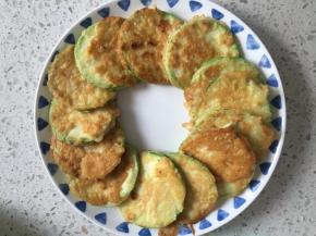 煎好的西葫芦摆盘