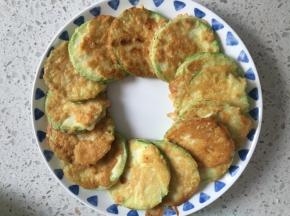 煎好的西葫芦摆盘