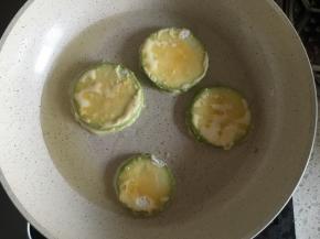 不粘锅内倒适量食用油，小火，放入沾好面粉和鸡蛋液的西葫芦片，小火慢慢煎
