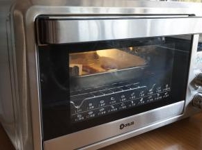 放入已经预热好175度的东菱K40C烤箱，倒数第二层，烘烤15分钟左右