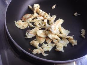 不粘锅加油加热，放入打散的鸡蛋液（鸡蛋液里加入一丁点盐调味），炒好