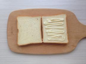 其中一片吐司挤上沙拉酱