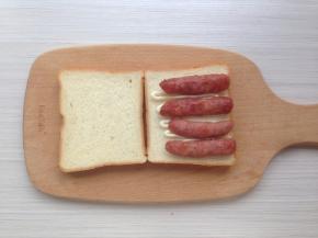 在涂了沙拉酱的吐司上面放上香肠