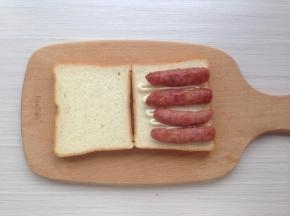 在涂了沙拉酱的吐司上面放上香肠