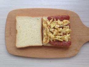 在香肠之间填满炒好的鸡蛋