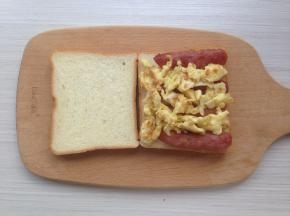 在香肠之间填满炒好的鸡蛋