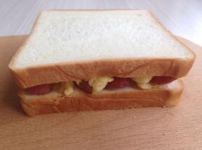 将另一片吐司盒上