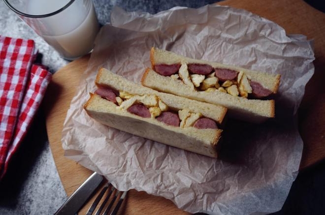 香肠鸡蛋三明治