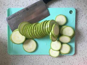 西葫芦洗净切片