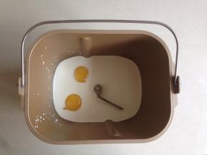 液体全部放进面包桶，加蛋液，对角放糖和盐