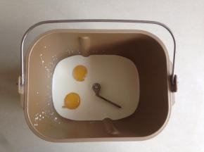 液体全部放进面包桶，加蛋液，对角放糖和盐