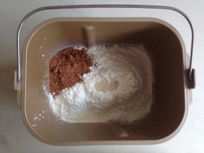 加入粉类，在面粉最上面加入酵母