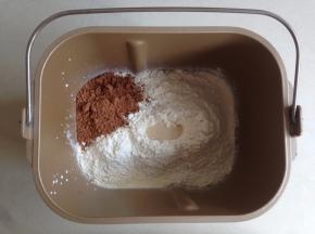 加入粉类，在面粉最上面加入酵母