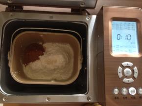 面包桶放入面包机内，启动和面程序10分钟