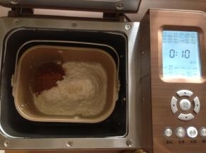 面包桶放入面包机内，启动和面程序10分钟