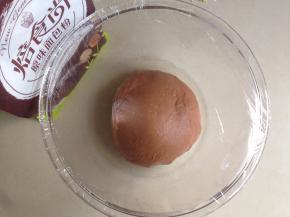 和好的面团取出，放在盆里，盖上保鲜膜