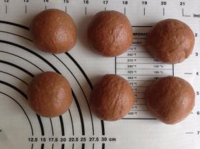 面团分成6个，65克/个，滚圆，盖保鲜膜静置10分钟