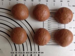 面团分成6个，65克/个，滚圆，盖保鲜膜静置10分钟