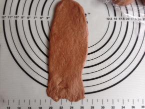 面团擀成椭圆形，其中一边短边擀簿