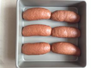 从上往下卷起，放进7寸方形烤盘