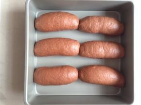 从上往下卷起，放进7寸方形烤盘