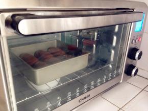 烤箱内放置一碗热水，开启烤箱的发酵档，发酵45分钟。