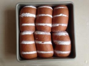 面包坯上的白色花纹