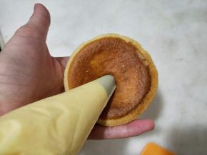 泡芙底部戳一个洞，填入卡仕达奶油馅。